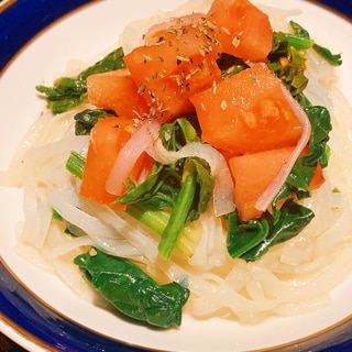 こんにゃく麺で、トマトと法蓮草のパスタ風